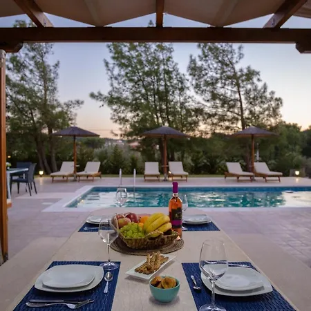 Sun's Reach Vila Tsairi