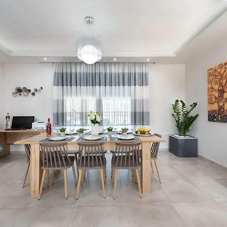 Sun's Reach Vila Tsairi