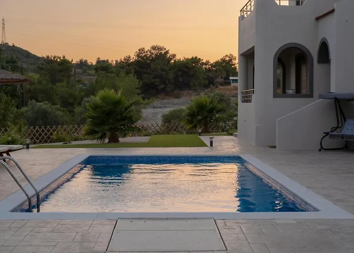 Sun's Reach Villa Tsairi