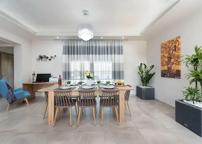 Sun's Reach Villa Tsairi